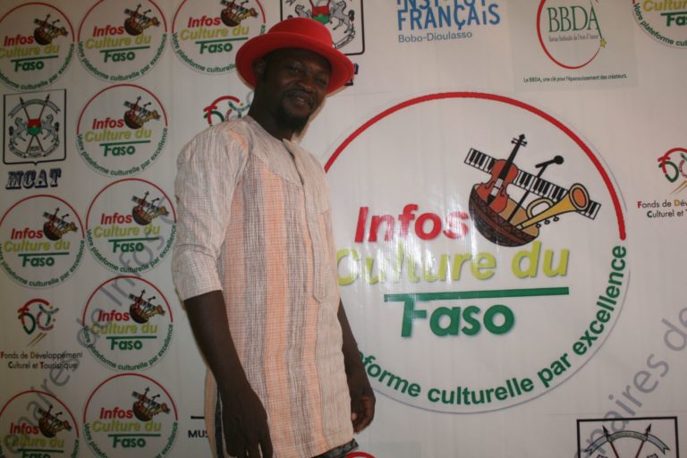 « Le slam a cette capacité de véhiculer des messages pour soigner notre société « , dixit Badou le slameur
