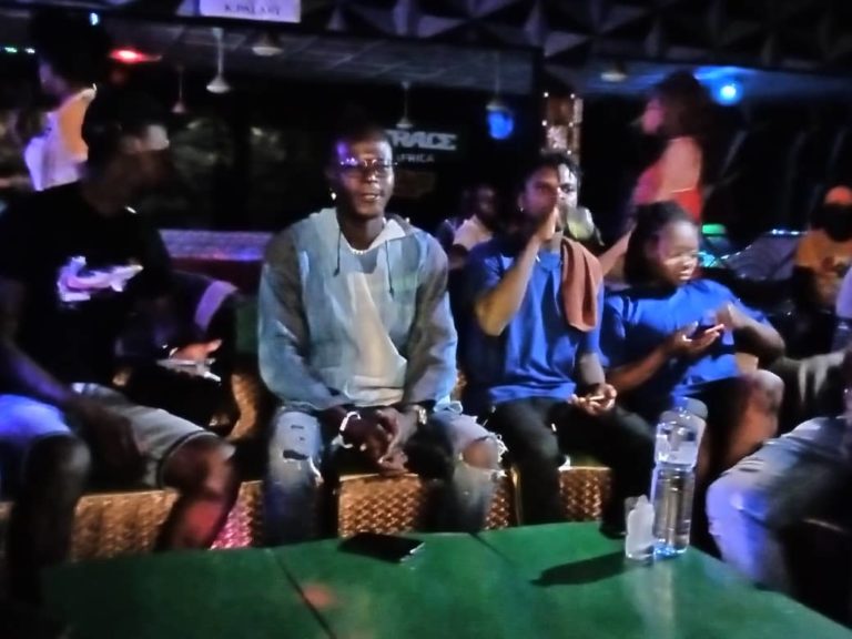 Compétition Karaoké GOLD-MIC: Floby témoin du déroulement des choses