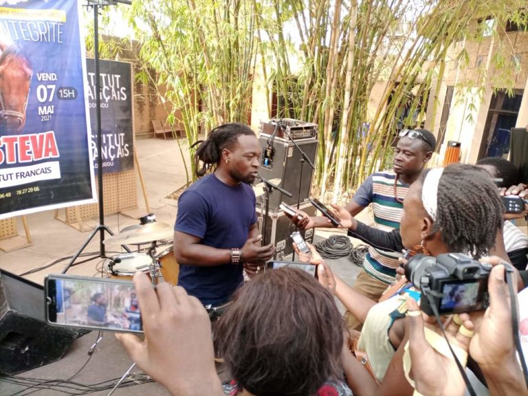 Musique: « Intégrité », le tout nouvel album de l&rsquo;artiste-chanteur Rasteva officiellement présenté