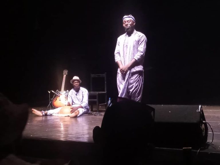 Spectacle de conte : Wilfried Ouédraogo enflamme la salle de l’Institut français de Bobo Dioulasso