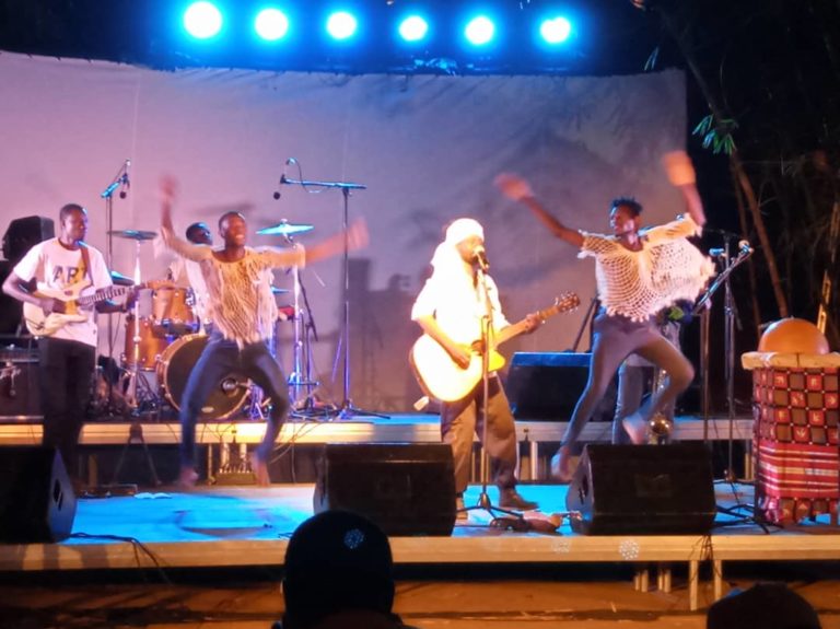 Spectacle « Niissaala » de Zabda: une création artistique pour questionner nos identités