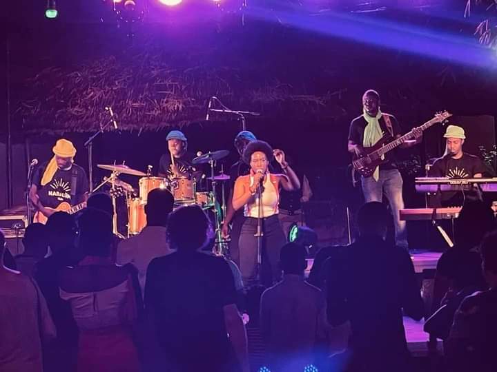 Fête de la musique 2021 : Nabalüm enflamme la scène musicale du jardin de l’Institut français de Ouagadougou
