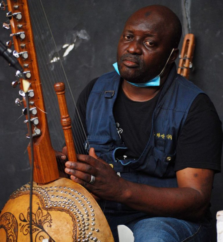« La kora est une richesse culturelle qui se doit d’être pérennisée et transmise de génération en génération », Issiaka Sanogo, joueur, fabricant et enseignant de kora