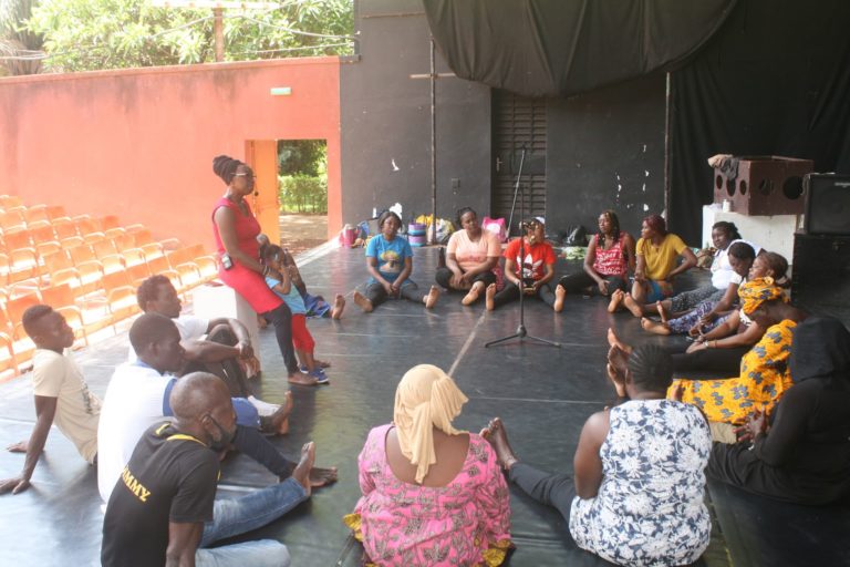 Atelier de création aux VAPAJ 2021: la formatrice Maté Kéita encense les chanteurs et les musiciens