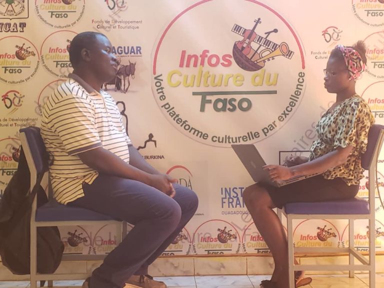 De la calligraphie à la peinture: découvrez l&rsquo;entretien exclusif avec Christophe Sawadogo, artistique peintre burkinabè