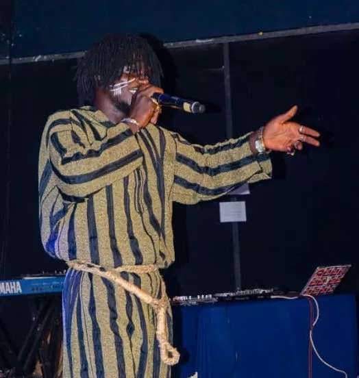 BOBO-DIOULASSO: « J’aurai pu chanter pour faire les louanges d’un parti politique mais je ne l’ai pas fait parce que mon objectif est d’exprimer mes convictions », dixit Delfy, artiste slameur