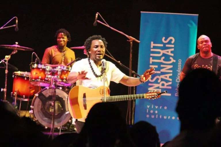 Concert gratuit d’Alif Naaba: le prince aux pieds nus communie avec ses fans de Bobo