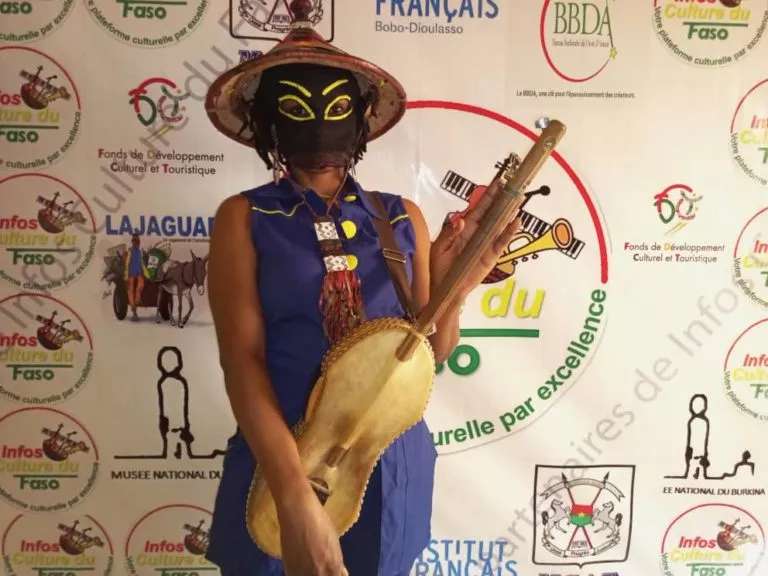 ENTRETIEN: « le voile est le symbole de la femme nouvellement mariée dans les cultures africaines et je suis l’épouse de Monsieur MUSIQUE », dixit Kalam, artiste-instrumentiste-chanteuse