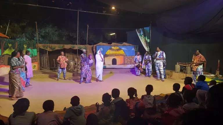 Arts de la scène: le projet « Horizon Théâtre Cinéma » comme moyen pour enseigner les valeurs endogènes