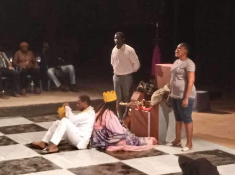 THÉÂTRE : la pièce « Échecs aux rois » questionne la vie politique et sociale
