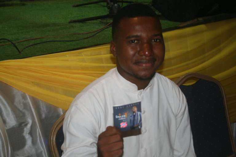 « Croix à la victoire »: la toute nouvelle œuvre discographique de l’abbé Arnaud Wangrawa dédicacé