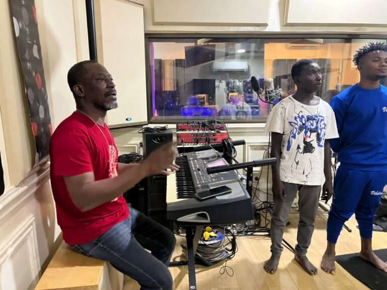 « L’origine de la voix, c’est la respiration », Bil Aka Kora sur son projet de formation « Trouve ta voix »