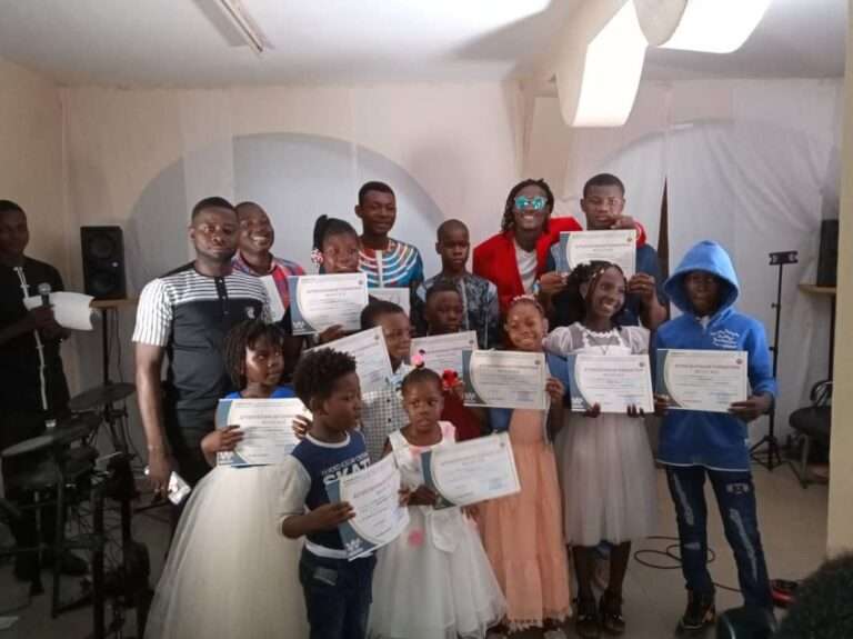 Initiation aux instruments de musique: 34 enfants formés au piano par W-Production
