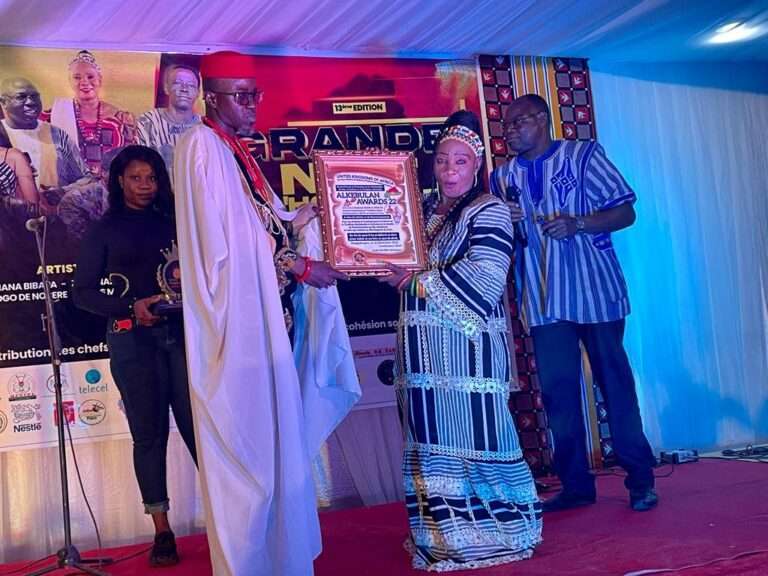 13e Nuit d’hommage aux autorités coutumières: la promotrice Nana Bibata investit ambassadrice de la paix par l’UKAF