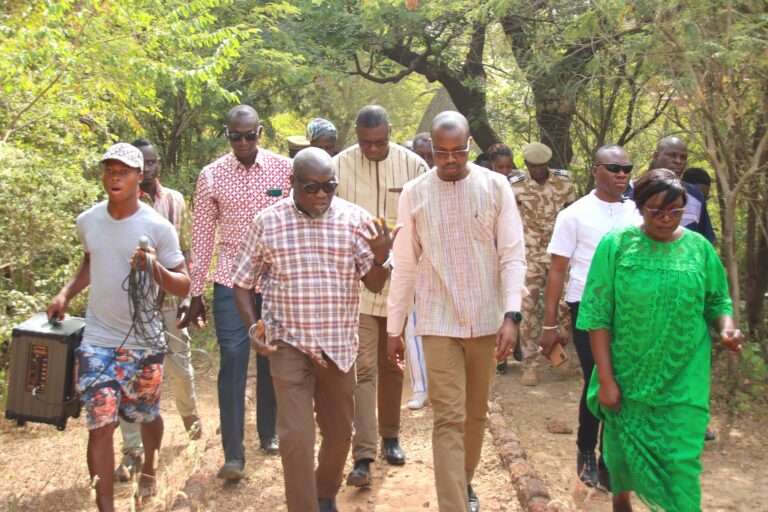 Site de sculpture de Laongo: le ministre Emmanuel Ouédraogo visite les œuvres du 13e symposium