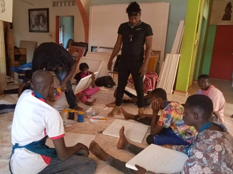 « Coup de pouce » acte 2: une dizaine d’enfants déficients auditifs à l’école de la peinture sur toile