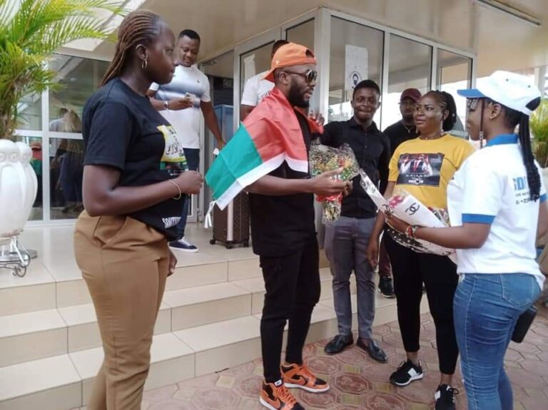 Double concert de Kérozen au profit des PDI: l’artiste foule le sol de Ouagadougou