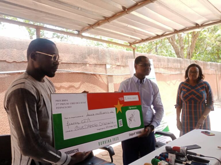 3e prix du Chef de l&rsquo;État au FESPACO 2023: Dramane Ouédraogo reçoit un chèque de 2.000.000 F CFA