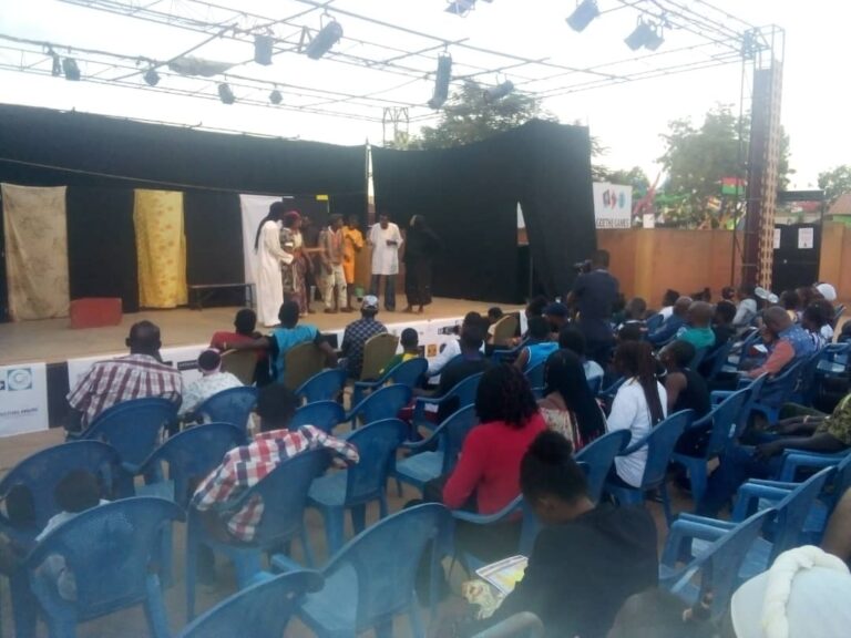 19e FITMO/FAB : la 6e promotion de l’EST-JPG émerveille le public en théâtre-humour avec « Cocody Johnny »