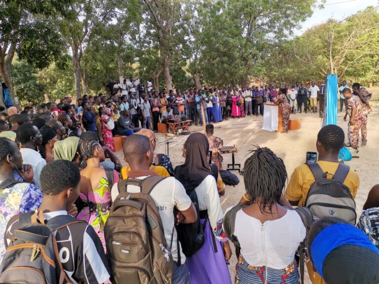 « Rendez-vous chez nous »: Les étudiants de l&rsquo;université Joseph Ki-Zerbo séduits par une parade et une pièce de théâtre