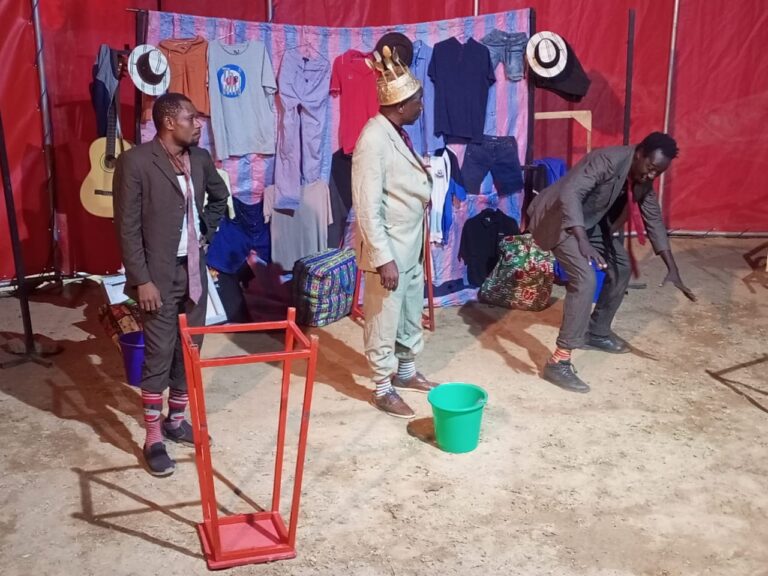 THÉÂTRE: « Démocratie for U » tire la sonnette d&rsquo;alarme sur les tares de la démocratie