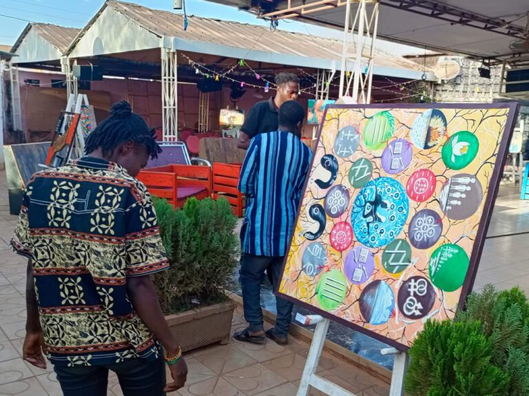Art plastiques: « Regard vers la fin » exposé à l&rsquo;espace culturel feelings à Ouagadougou