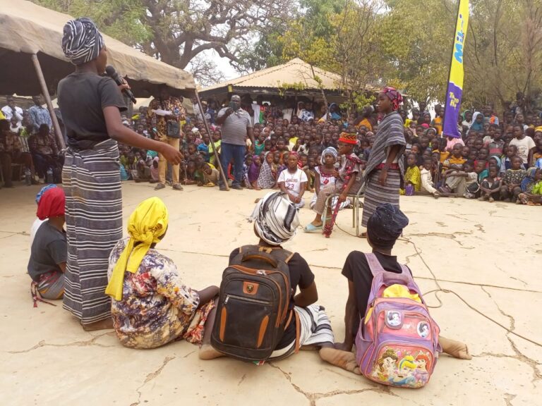 CEB Ouaga 8: Des élèves s&rsquo;expriment à travers le chant, le théâtre, la danse et le défilé