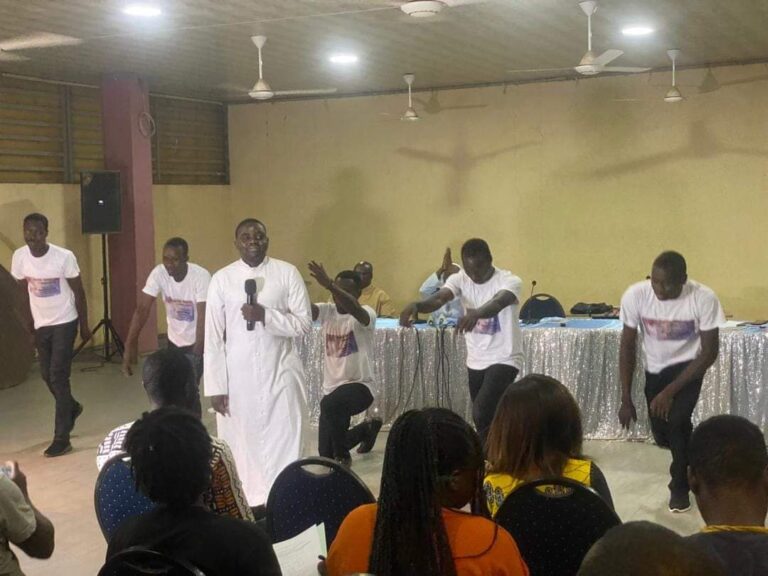 Burkina/Musique: « Hommages », le 1er album gospel de l&rsquo;Abbé Dagomzanga Athanase Beré