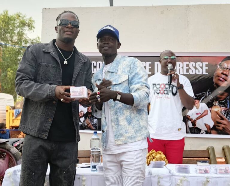 Bobo-Dioulasso : L&rsquo;artiste Boubson Arobase dédicace son tout nouveau-né intitulé « Baara »