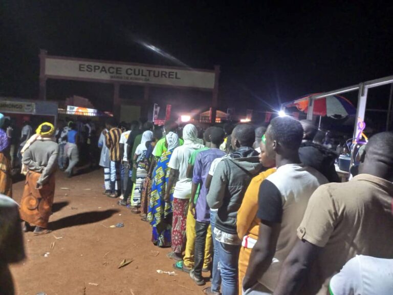 Kienfangué Zamnongo/jour 3 : la soirée écourtée par une pluie, mais les festivaliers satisfaits de l&rsquo;ambiance
