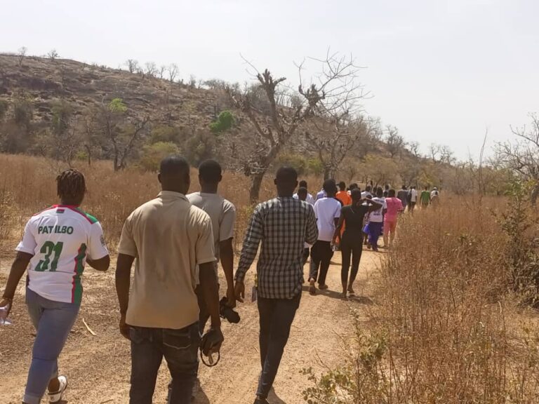 Prix des arts scolaires de Bazèga : Les festivaliers découvrent la montagne de Tangada
