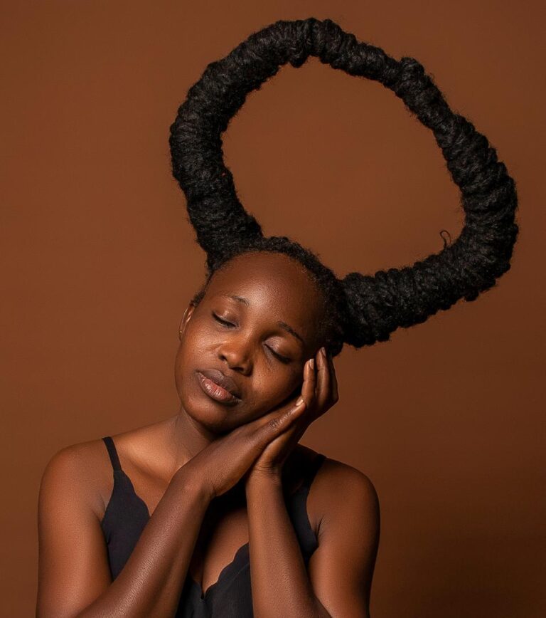 Clémence Zongo : une coiffeuse artistique passionnée qui sublime l’art capillaire au Burkina Faso