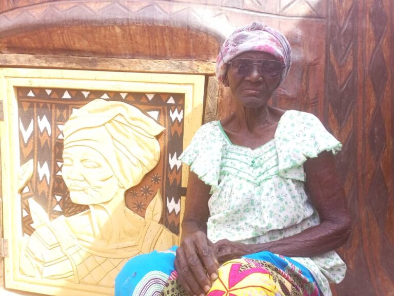 Kayè Tintana, Trésor Humain Vivant : « La relève de la peinture murale traditionnelle de la cour royale est assurée »