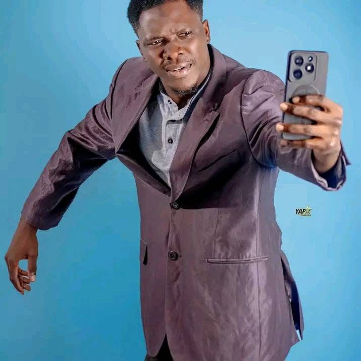 Karim la Joie : L’humoriste burkinabè qui fait rire et réfléchir à l’Afrique
