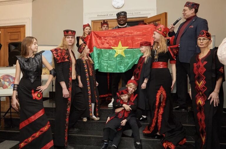 Lamiz BeFree : Le créateur de mode qui incarne l’élégance burkinabè