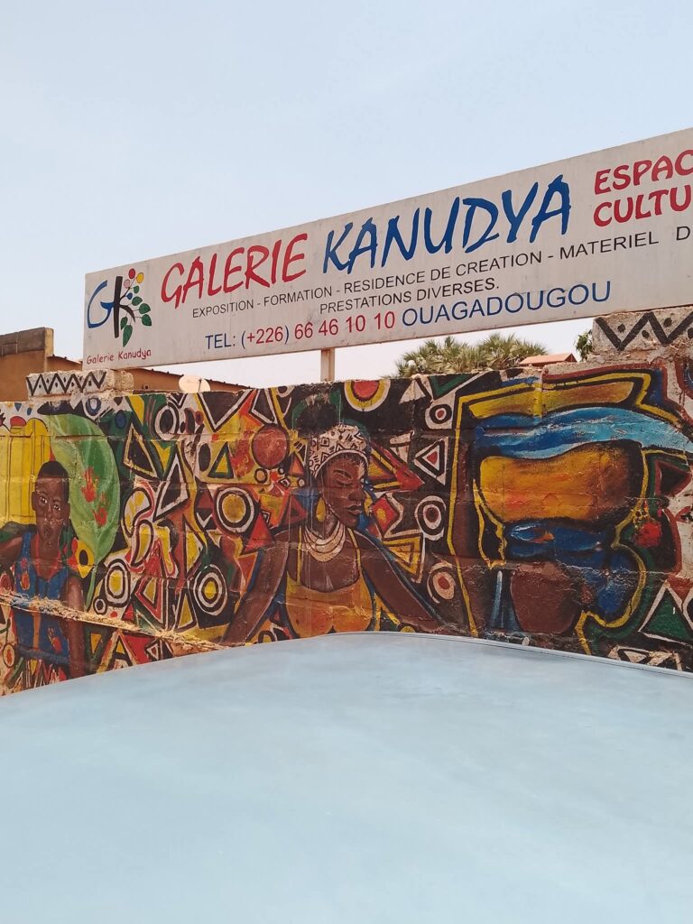 La Galerie Kanudya : Mariam Sougué éclaire l’Art graphique et plastique au Burkina Faso