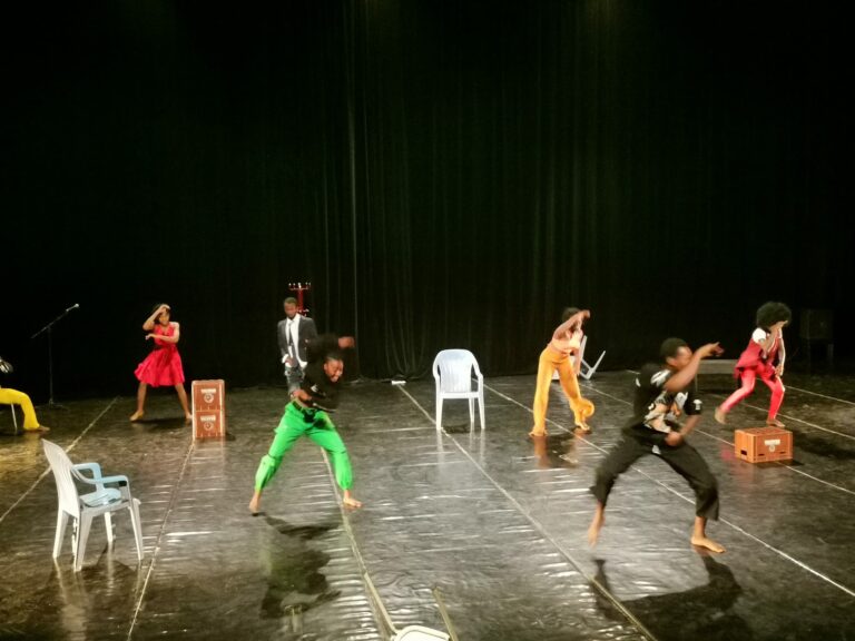 Danse contemporaine : « Monnè, la nuit ne nous écoute plus » mêle corps et littérature au CDC La Termitière