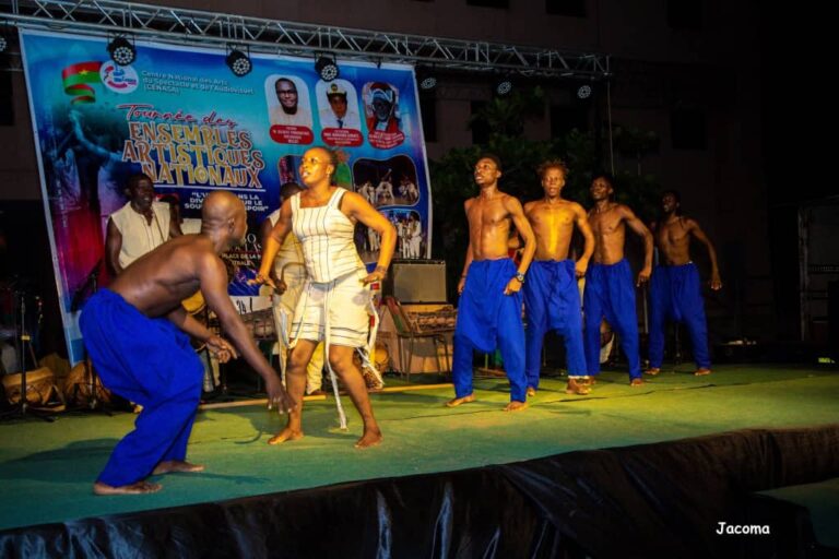 Clôture vibrante de la tournée des Ensembles artistiques nationaux à Bobo-Dioulasso : un hommage à la résilience et au patriotisme