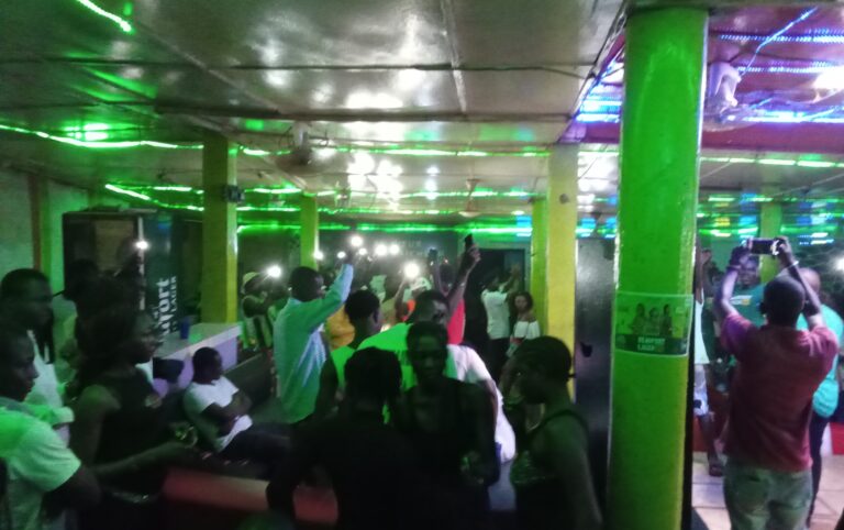 Beaufort Lager Tour : Kaya danse sous la pluie le 13 juin 2025