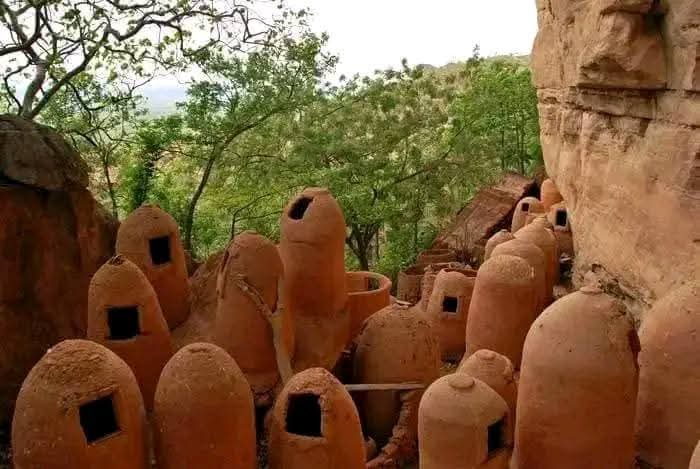 Niansogoni, joyau troglodytique des collines sénoufo