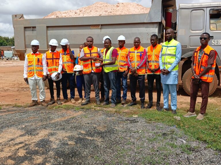 Initiative présidentielle Faso Mêbo : CATEBAF et SEBWA offrent 100 chargements de sable et participent à la fabrication de pavés à Bobo-Dioulasso