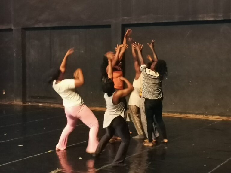 Danse contemporaine : des membres du REF présentent leurs projets à Olivia Grandville, en visite au Burkina Faso pour la 17ᵉ édition d’Engagement Féminin