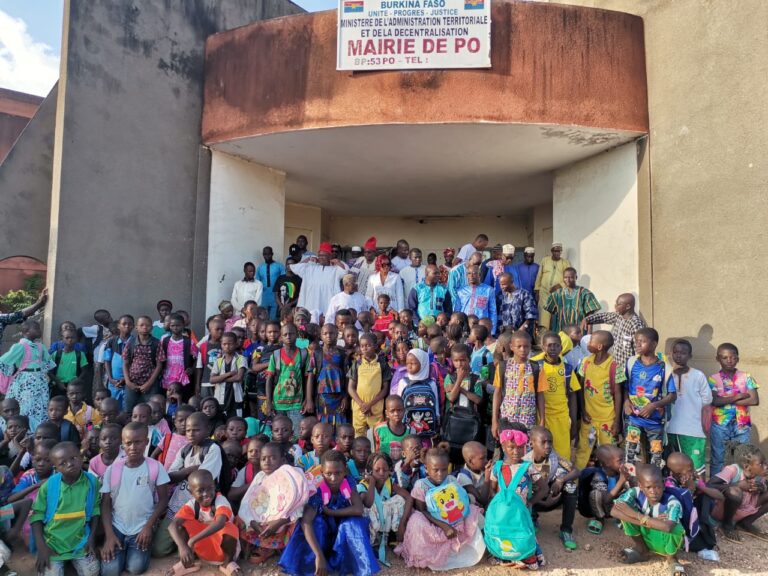 Fondation Ka Cora : plus de 215 élèves du Nazinon reçoivent des kits et bourses scolaires