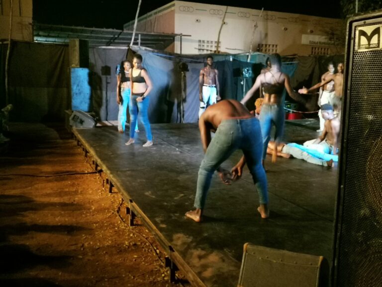 FITMO/Rendez-vous chez nous 2025 : Le spectacle de danse « Passé revenu » d’Ankata Dance séduit les festivaliers