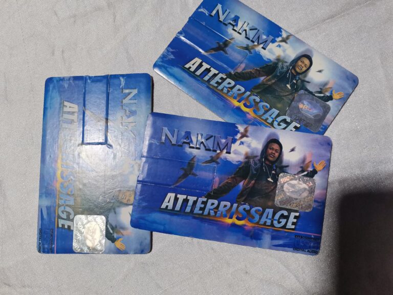 NAKM signe une entrée remarquée dans le showbiz avec son premier album « Atterrissage »