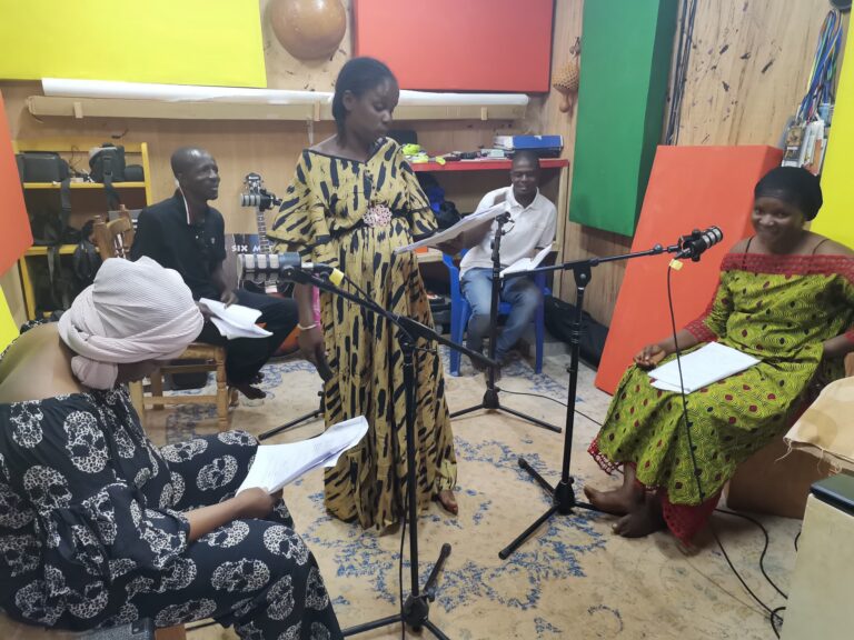 Théâtre radiophonique : le projet « La guerre, les femmes et la paix » à l’étape de d’enregistrement