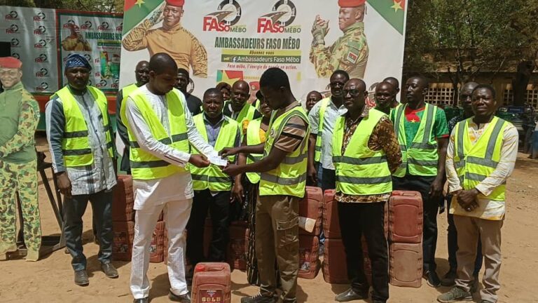 Solidarité nationale : la société civile et des acteurs économiques apportent 20 bidons d’huile à Faso Mêbo
