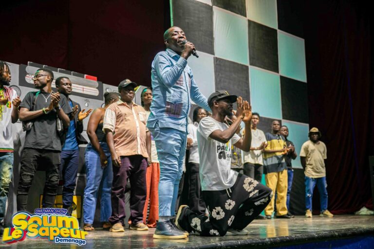 Ouagadougou : “Soum le sapeur” a fait sensation au CENASA avec son one-man-show “Le Sapeur Déménage”