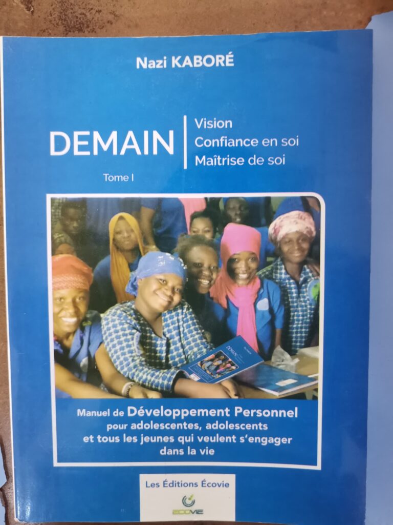 Littérature : Nazi Kaboré propose un guide de développement personnel pour la jeunesse avec « Demain »