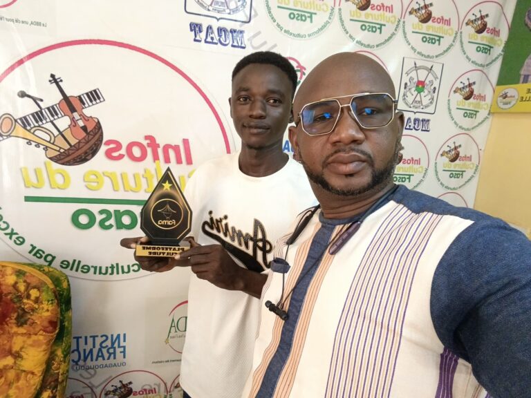 FAMA 2026 : Caramade André Yaméogo présente son trophée à Infos Culture du Faso et rend hommage à ses mentors